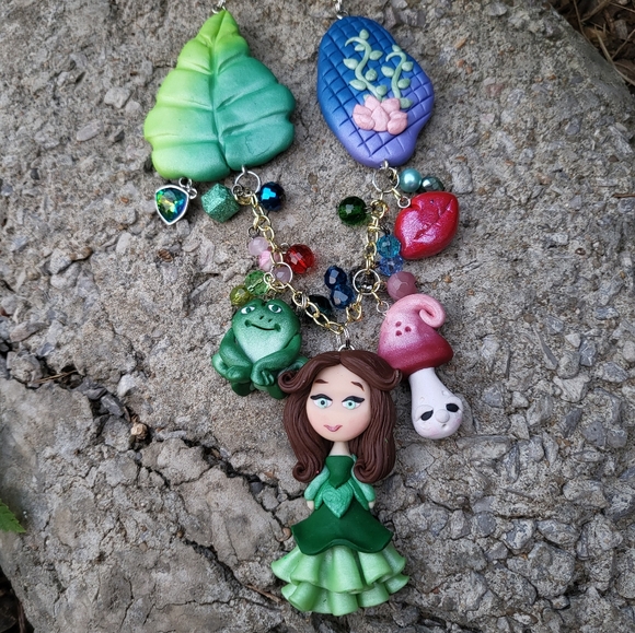 💋🐸 The Princess 👑 and The Frog 🐸 Necklace - Picture 2 of 7